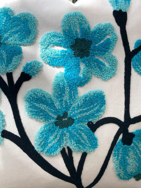 Funda cojín bordada flores turquesa
