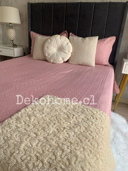 Cubrecama bordado 1.5P Rosado reverso chiporro