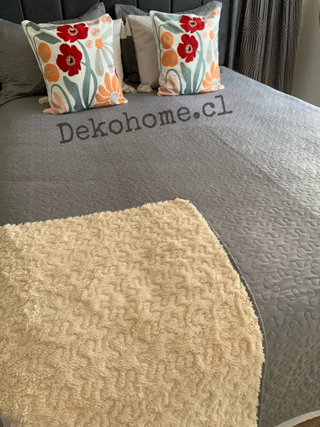 Cubrecama bordado 1.5P Gris reverso chiporro