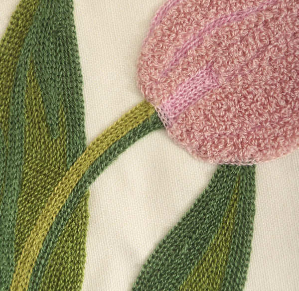 Funda cojín bordada tulipán rosada