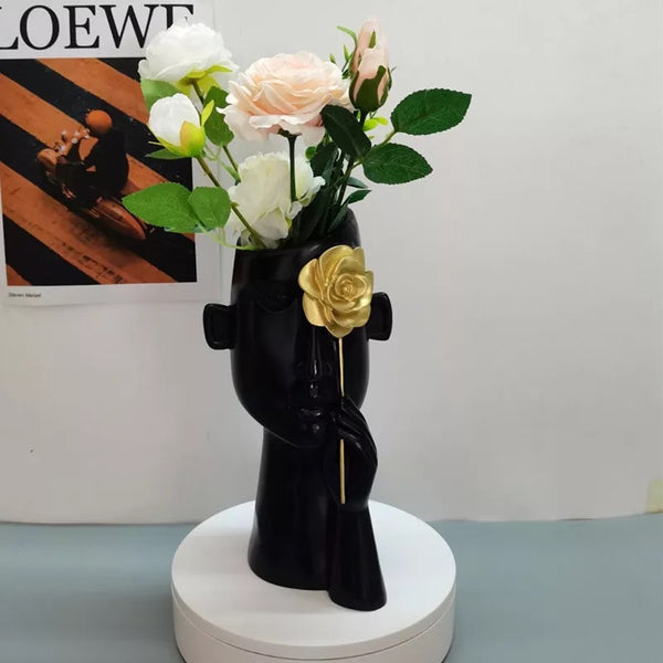 Florero rostro negro flor dorada