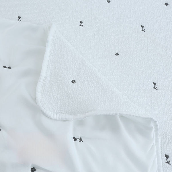 Quilt blanco bordado flor