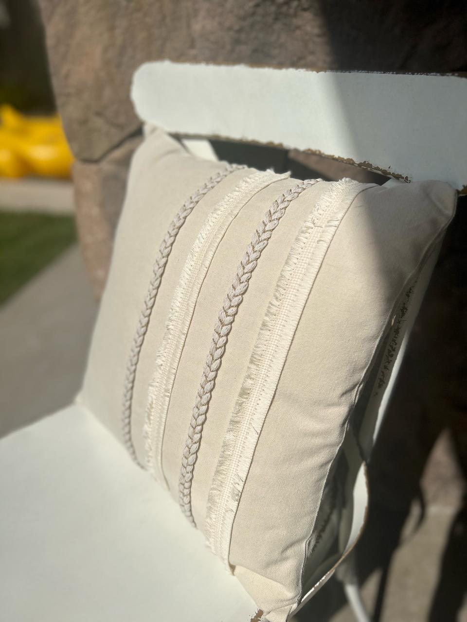 Funda cojin bordada boho trenzas-flecos