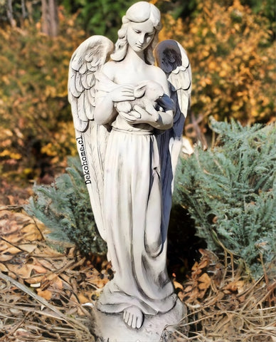 Angel con conejo en la mano