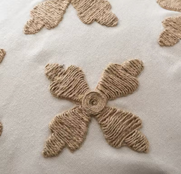Funda cojín con relieve hilos de yute