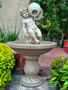 Fuente de agua niño con cantaro