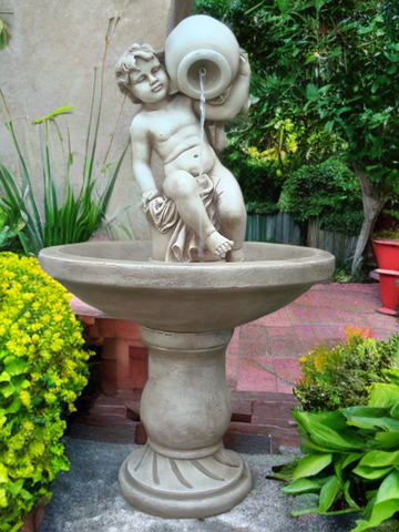 Fuente de agua niño con cantaro