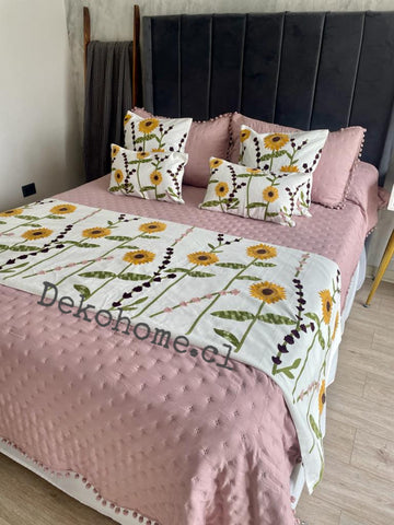 Piecera Bordada girasol 210x70cm Incluye 02 fundas de cojín