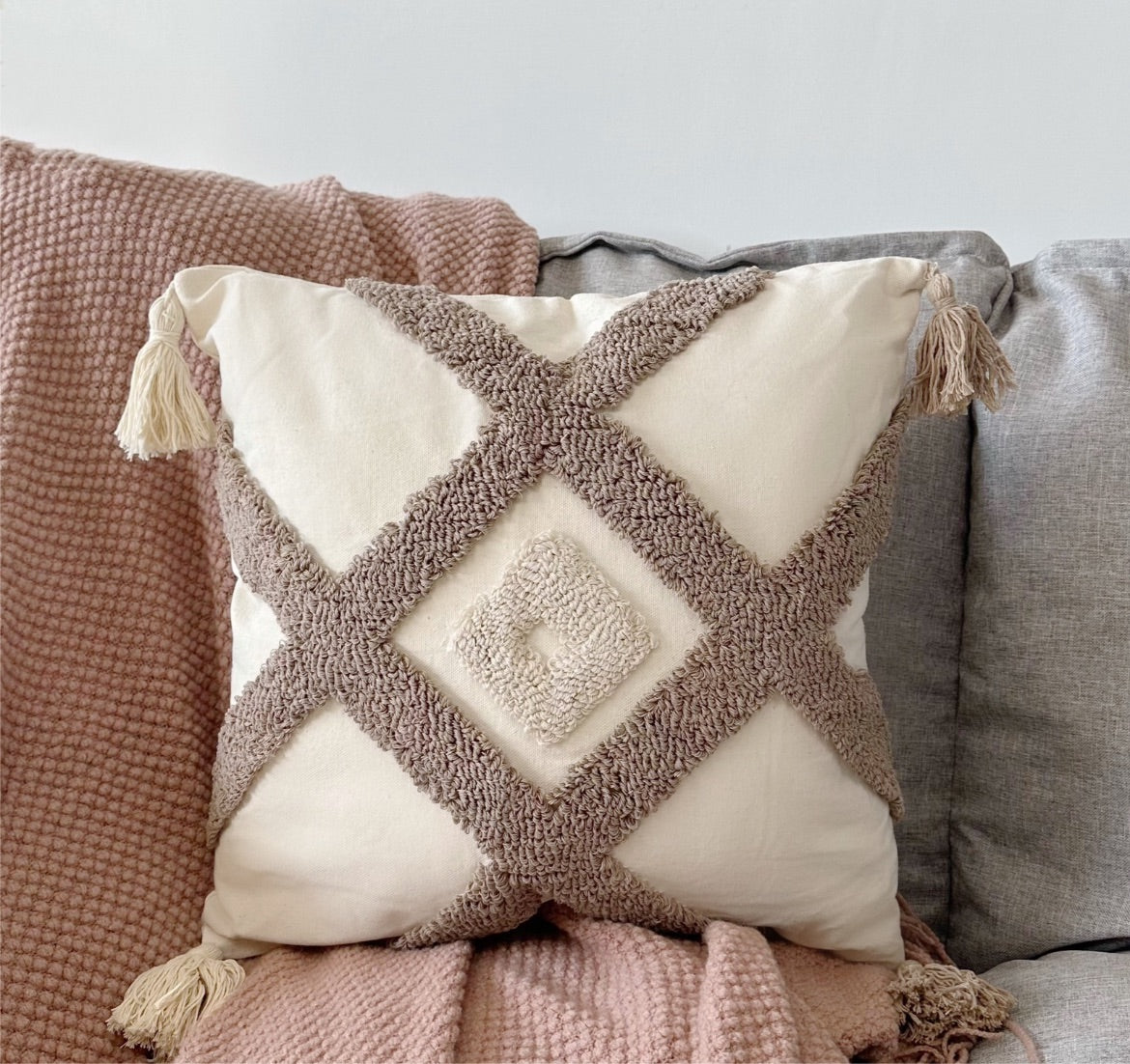 Funda cojín boho con borlas
