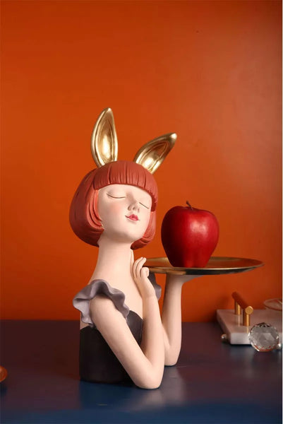 Figura nórdica con bandeja