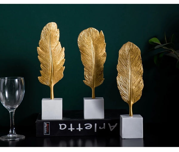 Trio de plumas dorada