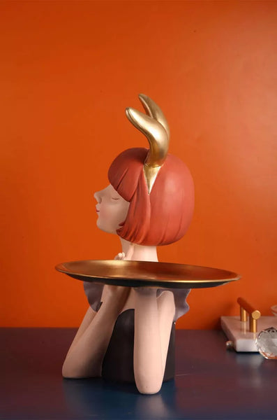 Figura nórdica con bandeja