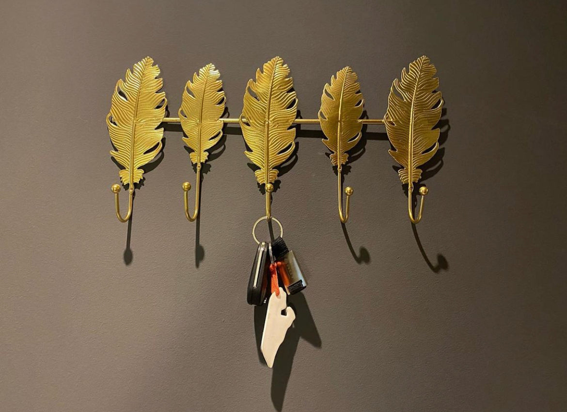 Pechero plumas metalico