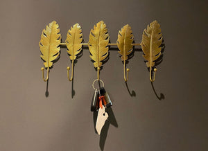 Pechero plumas metalico