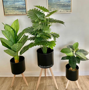 Trio de maceteros metálicos negros