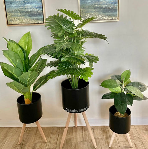 Trio de maceteros metálicos negros