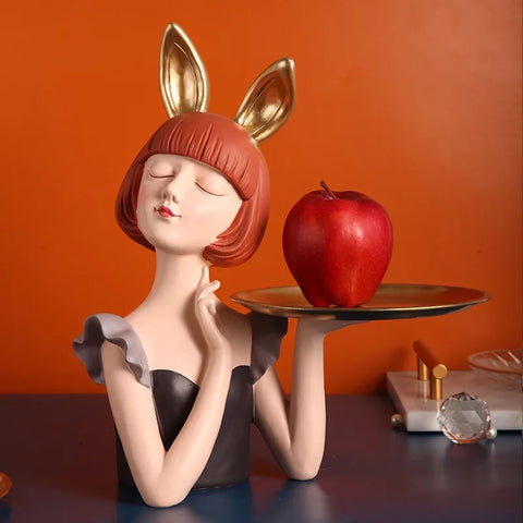 Figura nórdica con bandeja