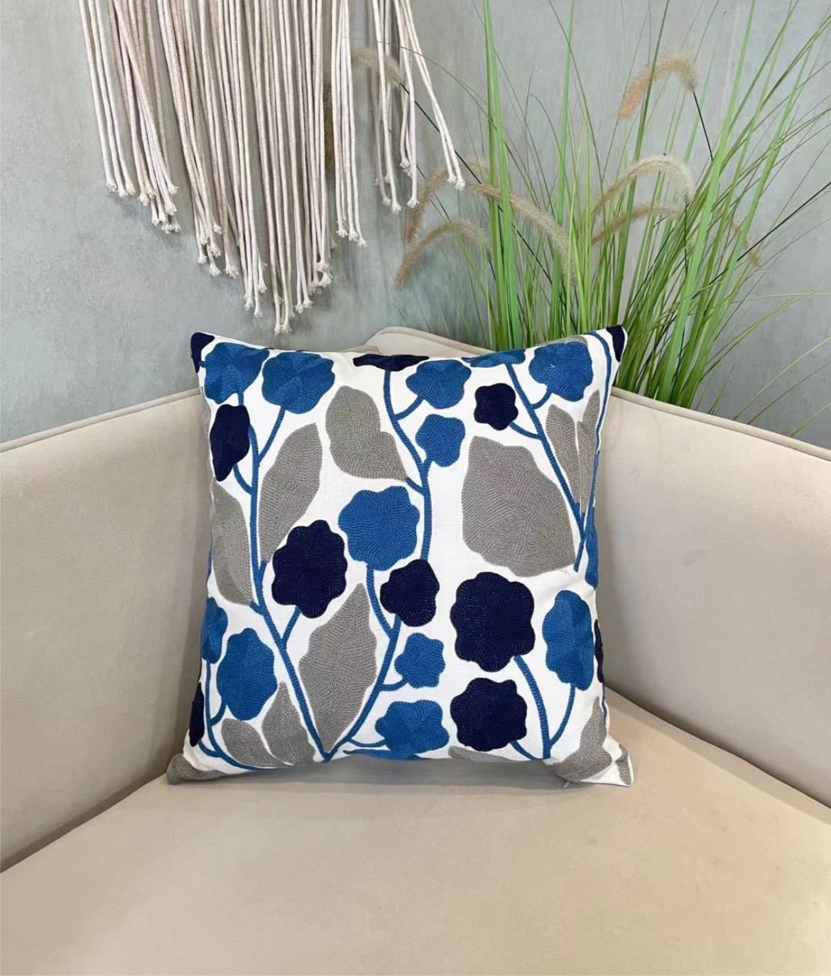 Funda cojín bordada azul
